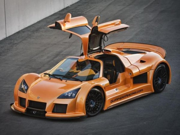 Друга немска компания – Gumpert, официално фалира през 2013 г. По едно време тя стана известна благодарение на своя спортен и ултрабърз Apollo, който беше привлекателен до голяма степен поради необичайните врати.

Суперавтомобилът, появил се през 2005 г., е изграден по всички канони на чистокръвната състезателна технология, но е сертифициран за обществени пътища. Той беше оборудван с централно разположен 4,2-литров V8 с турбокомпресор от Audi и 6-степенна механична скоростна кутия. Мощността е 650 к.с., ускорението до 100 км/ч е за 3 секунди, максимална скорост - 370 км/ч.